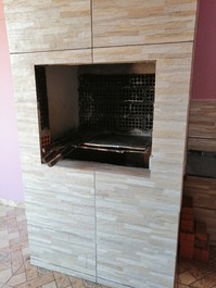 Confortável casa para 18 pessoas na Enseada a 400 metros da Prainha