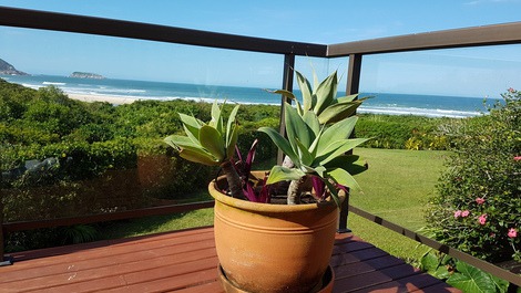 3 bedroom house with beautiful view on the edge of Praia do Santinho