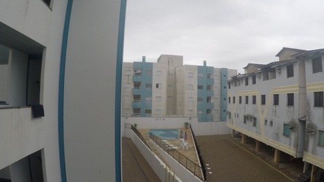 Vista do corredor de entrada do apto (piscina ao fundo)