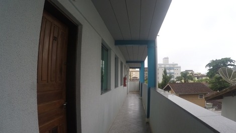 Inicio do corredor de entrada (porta do apto))