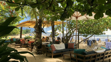 CASA EM CONDOMINIO - 4 SUITES