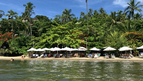 CASA EM CONDOMINIO - 4 SUITES