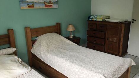 Quarto com camas de solteiro