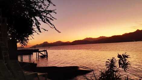 Casa Temporada em ilha e pé na areia