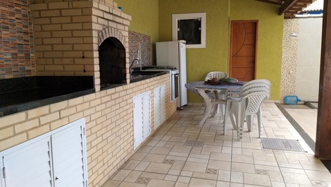 Casa, piscina y barbacoa con ocio y seguridad.