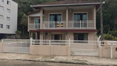 Ótimo Sobrado 6 quartos, 4 com AC, 2 com ventilador, WI-FI