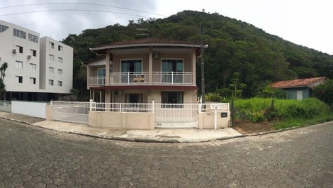 Ótimo Sobrado 6 quartos, 4 com AC, 2 com ventilador, WI-FI