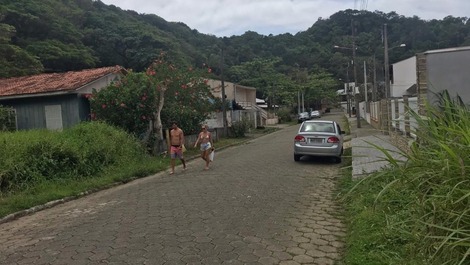 Ótimo Sobrado 6 quartos, 4 com AC, 2 com ventilador, WI-FI