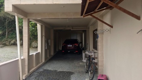 Ótimo Sobrado 6 quartos, 4 com AC, 2 com ventilador, WI-FI