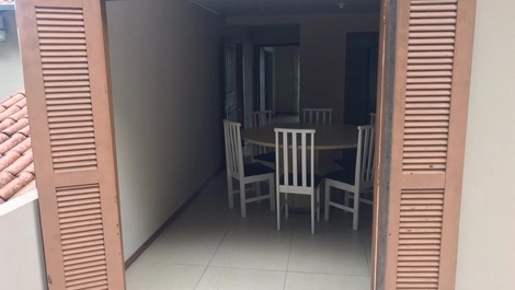 Ótimo Sobrado 6 quartos, 4 com AC, 2 com ventilador, WI-FI