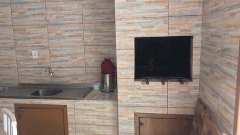 Ótimo Sobrado 6 quartos, 4 com AC, 2 com ventilador, WI-FI