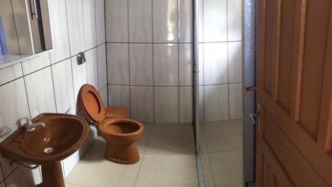 Ótimo Sobrado 6 quartos, 4 com AC, 2 com ventilador, WI-FI