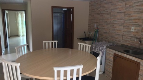 Ótimo Sobrado 6 quartos, 4 com AC, 2 com ventilador, WI-FI