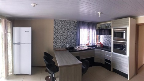 Ótimo Sobrado 6 quartos, 4 com AC, 2 com ventilador, WI-FI