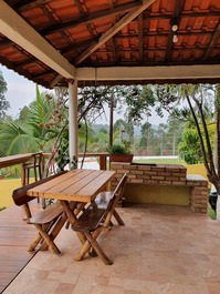 Varanda principal com fogão a lenha