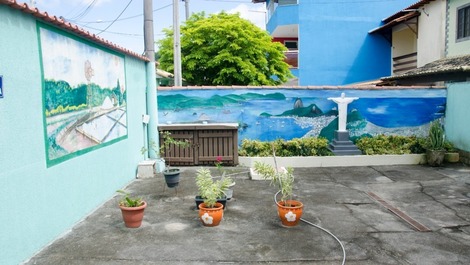 Área externa, jardim com estátua do cristo 