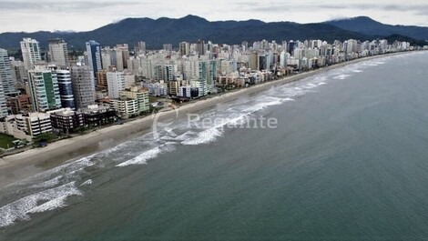 vista geral da meia praia .  o predio é o primeiro do lado esquerdo. Frente para o mar. 