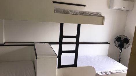 DOIS DORMITÓRIOS NO CORAÇÃO DO CENTRO COM VISTA PARA O MAR