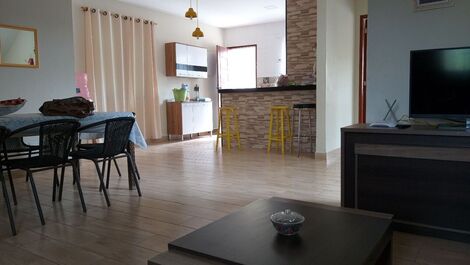 Casa, piscina y barbacoa con ocio y seguridad.