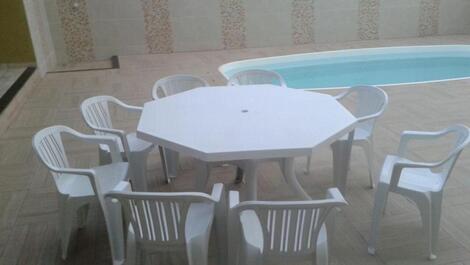 Casa, piscina y barbacoa con ocio y seguridad.
