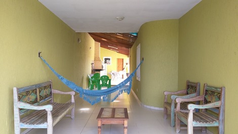 Casa, piscina y barbacoa con ocio y seguridad.