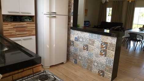 Casa, piscina y barbacoa con ocio y seguridad.