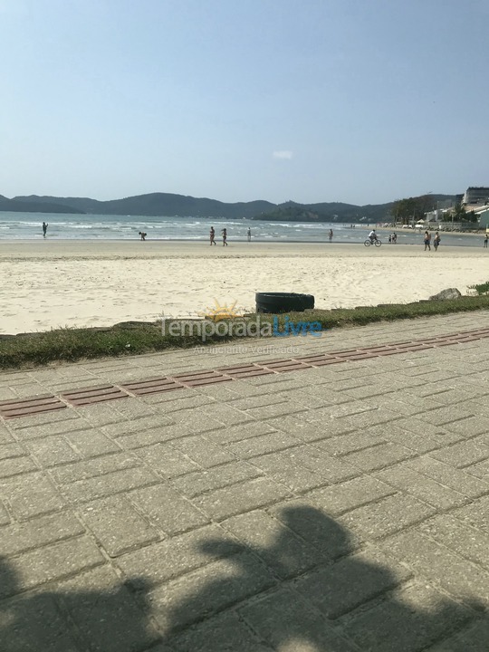 Apartamento para aluguel de temporada em Itapema (Meia Praia)