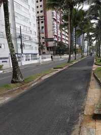 Rua e Ciclovia que separam o apto da praia