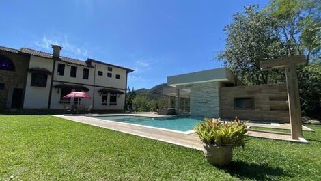 Mansion in the mountains. Come and enjoy paradise in style.