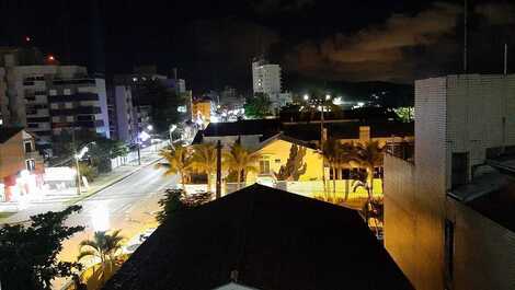 Vista noturna da cidade, olhando da sacada.