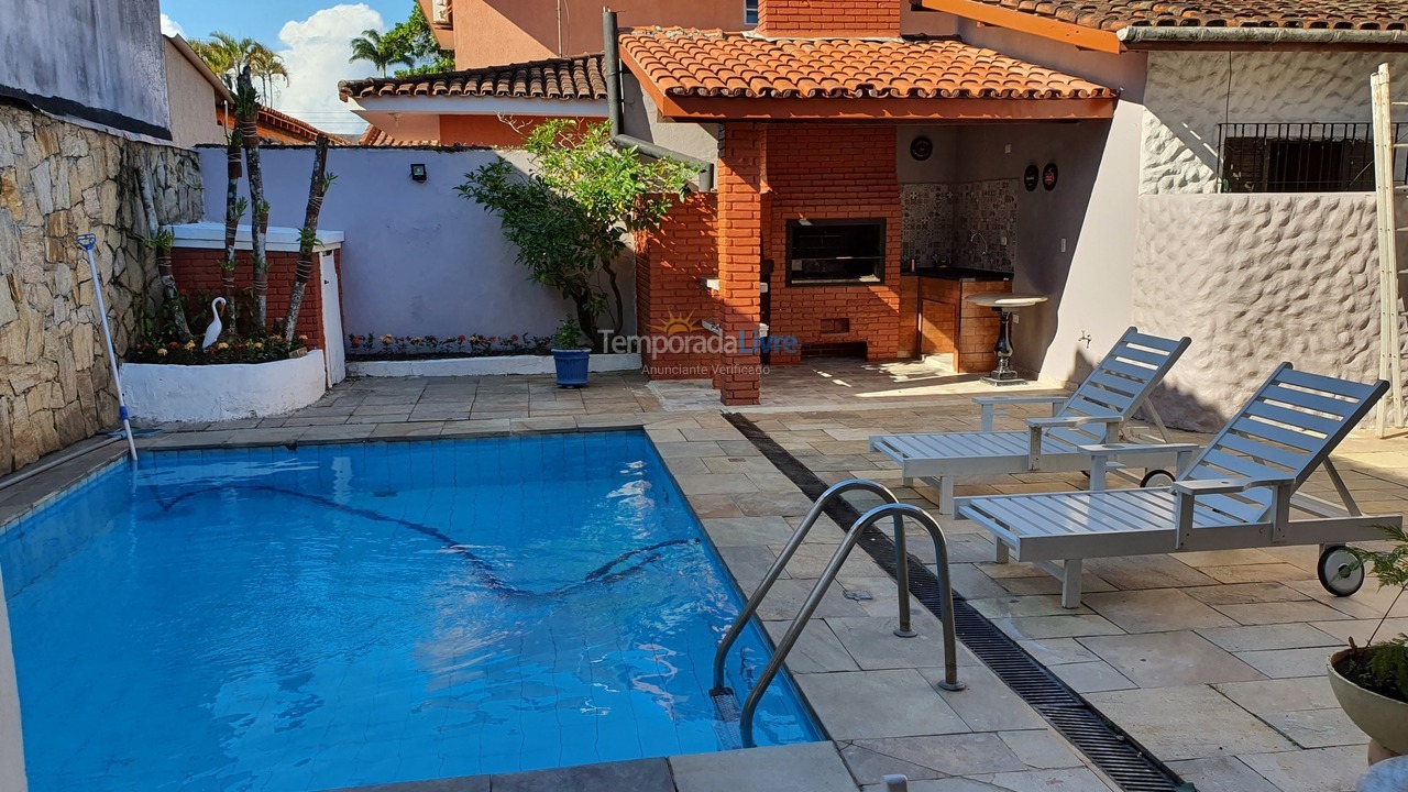 Casa para aluguel de temporada em Guarujá (Jardim Virgínia)
