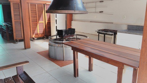 Apartamento 02 dormitorios (suite) a 100 metros do mar