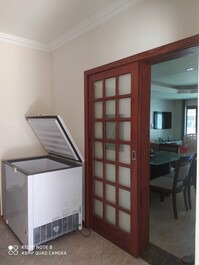 Corredor piso inferior com freezer