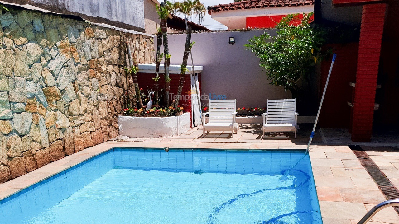 Casa para aluguel de temporada em Guarujá (Jardim Virgínia)