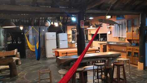 Casa de 4 habitaciones todas con aire acondicionado.