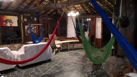 Casa de 4 habitaciones todas con aire acondicionado.