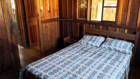 Casa de 4 habitaciones todas con aire acondicionado.