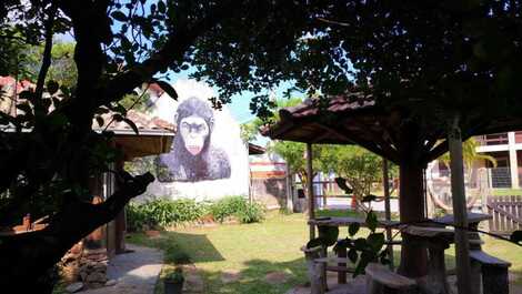 Casa de 4 habitaciones todas con aire acondicionado.