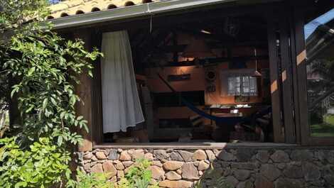 Casa de 4 habitaciones todas con aire acondicionado.