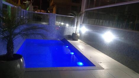 Piscina com iluminação a noite
