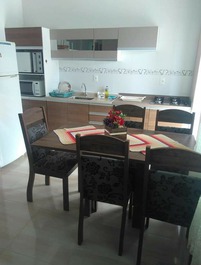 Cozinha completa com micro ondas forno elétrico, liquidificador coktop todos os utensílios em perfeito estado.