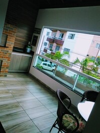 Sacada com fechamento em vidros  com churrasqueira e utensílios