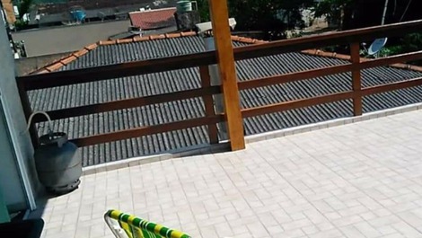 Área grande com lavanderia e máquina de lavar