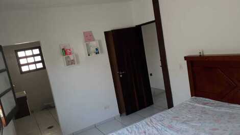 Quarto com cama Queen mais um colchão de casal, suíte 