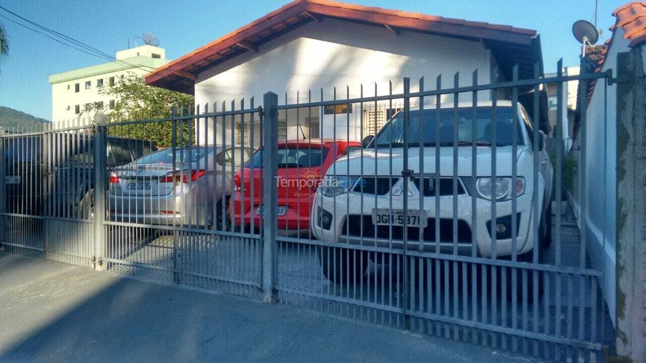 Casa para aluguel de temporada em Ubatuba (Itaguá)