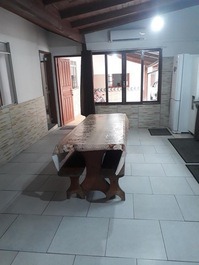 Cozinha e porta de entrada 