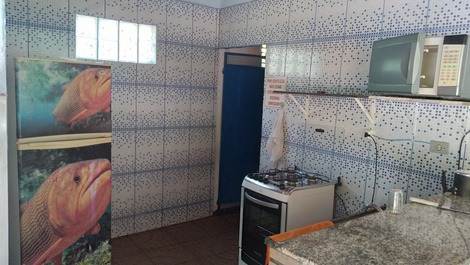 Cozinha da churrasqueira. equipada com todos os utensílios necessários 