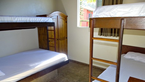 ÓTIMA CASA NA PRAIA DA CONCEIÇÃO EM BOMBINHAS, PARA 14 PESSOAS, SENDO: