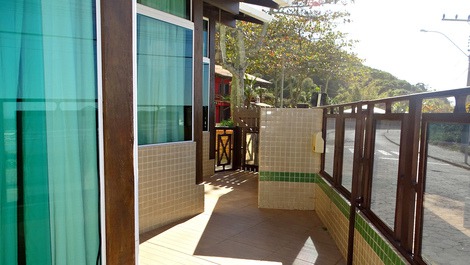 ÓTIMA CASA NA PRAIA DA CONCEIÇÃO EM BOMBINHAS, PARA 14 PESSOAS, SENDO: