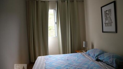 Quarto com cama de casal e smart tv